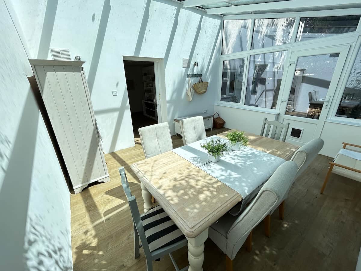 Conservatory filled with light for a great dining space 