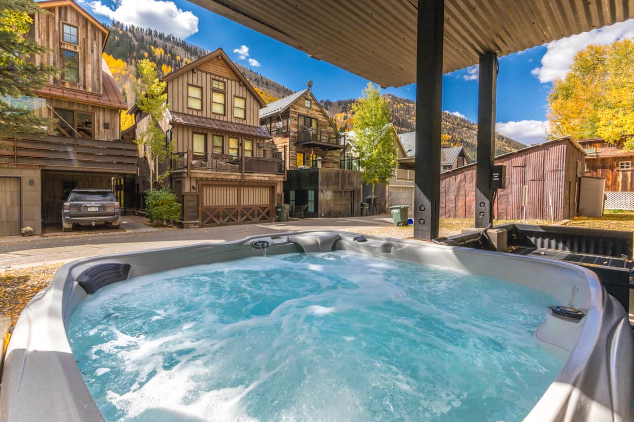 New private hot tub!