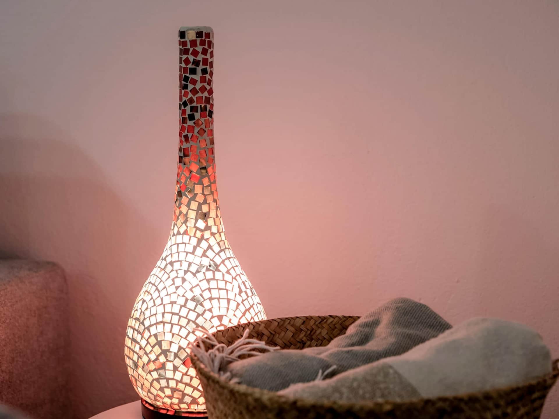 Detalle decorativo con lámpara de mosaico en La Casita de Ale en Polán