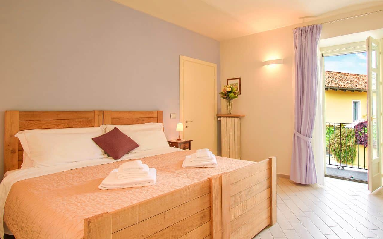 Interno elegante di appartamento per locazione turistica nelle Langhe, gestito professionalmente da Langhe Roero Holidays