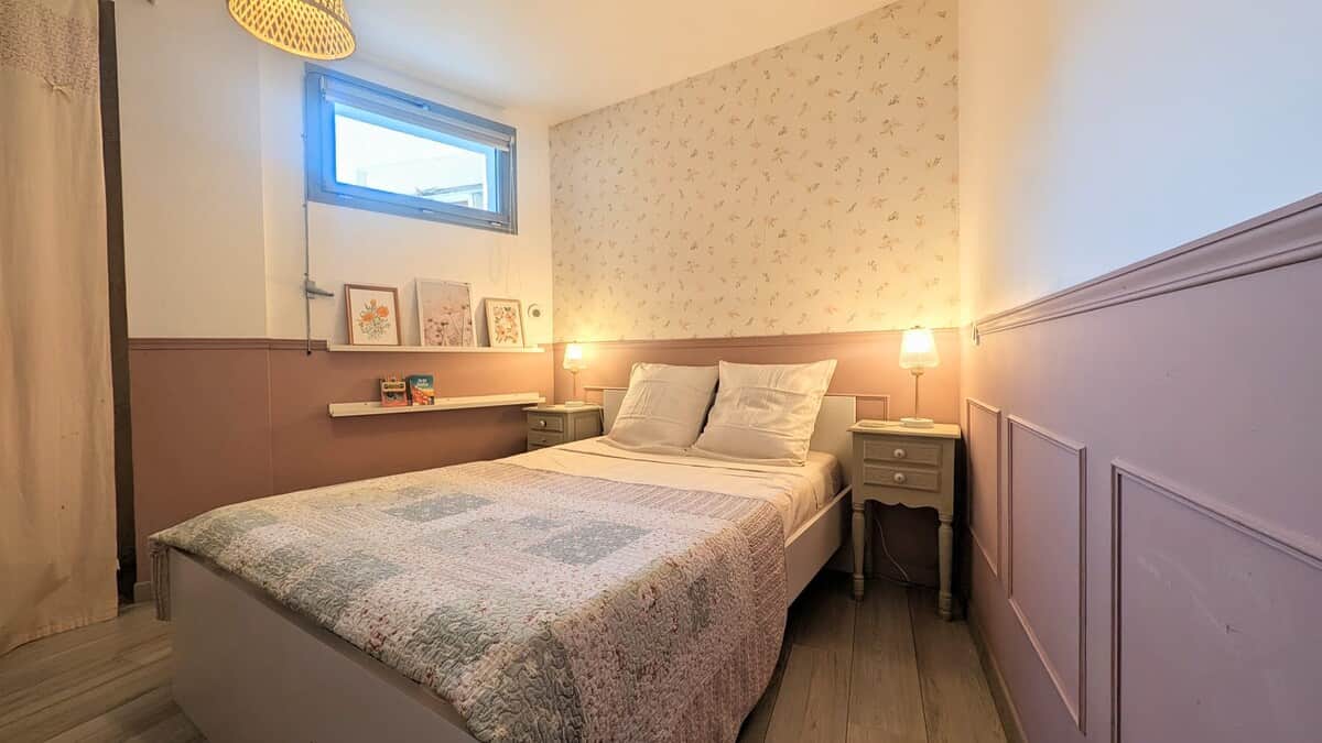 La 2ème chambre équipé d'un lit double et d'une grande armoire murale