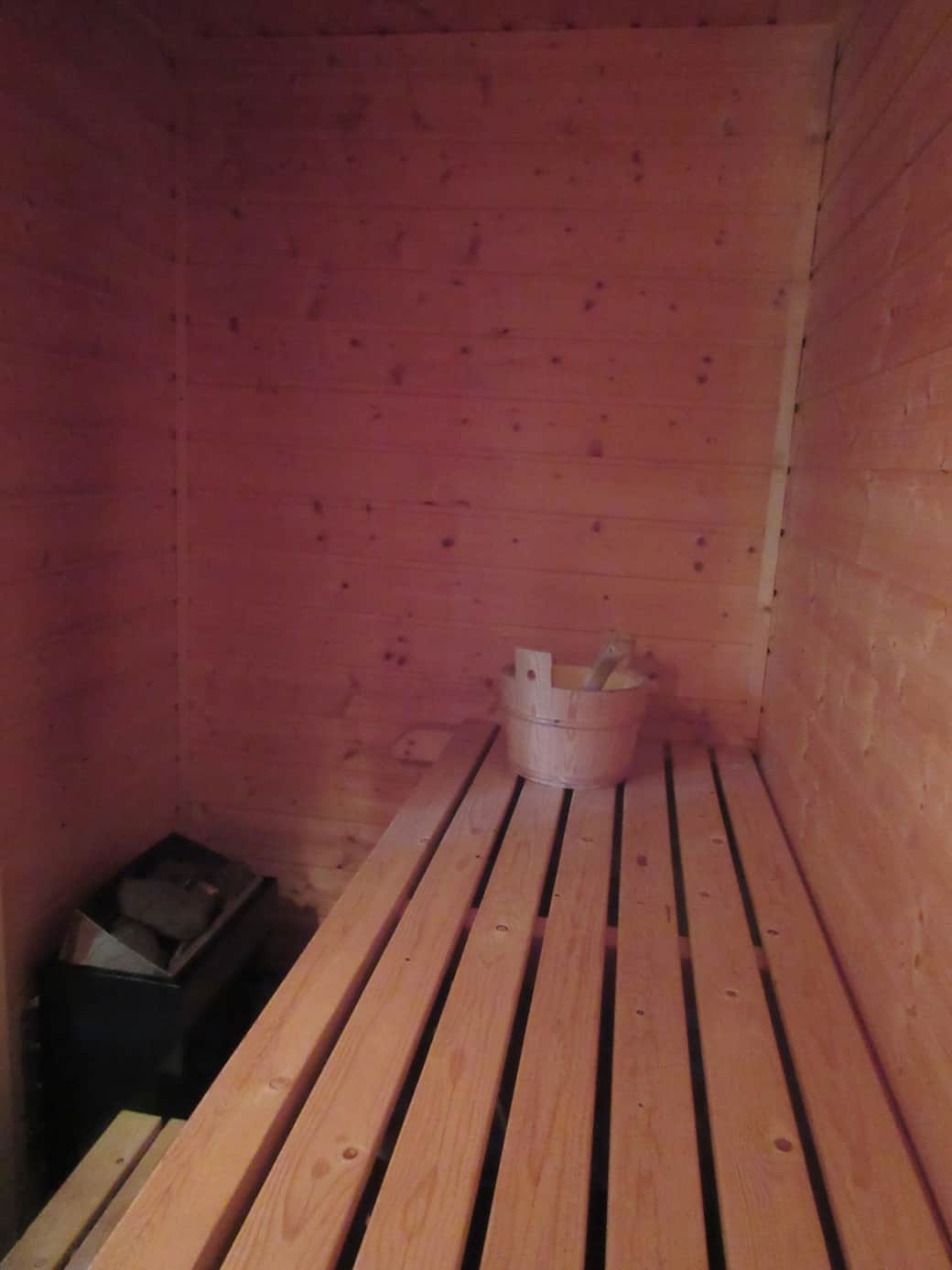 Unsere Sauna befindet sich direkt im Sanitärbereich und bietet Platz für bis zu vier Personen. Für ein optimales Wellnesserlebnis stehen ein Eimer und eine Kelle zur Verfügung, um Aufgüsse zu machen. Aufgußmittel sollten Sie jedoch selbst mitbringen.