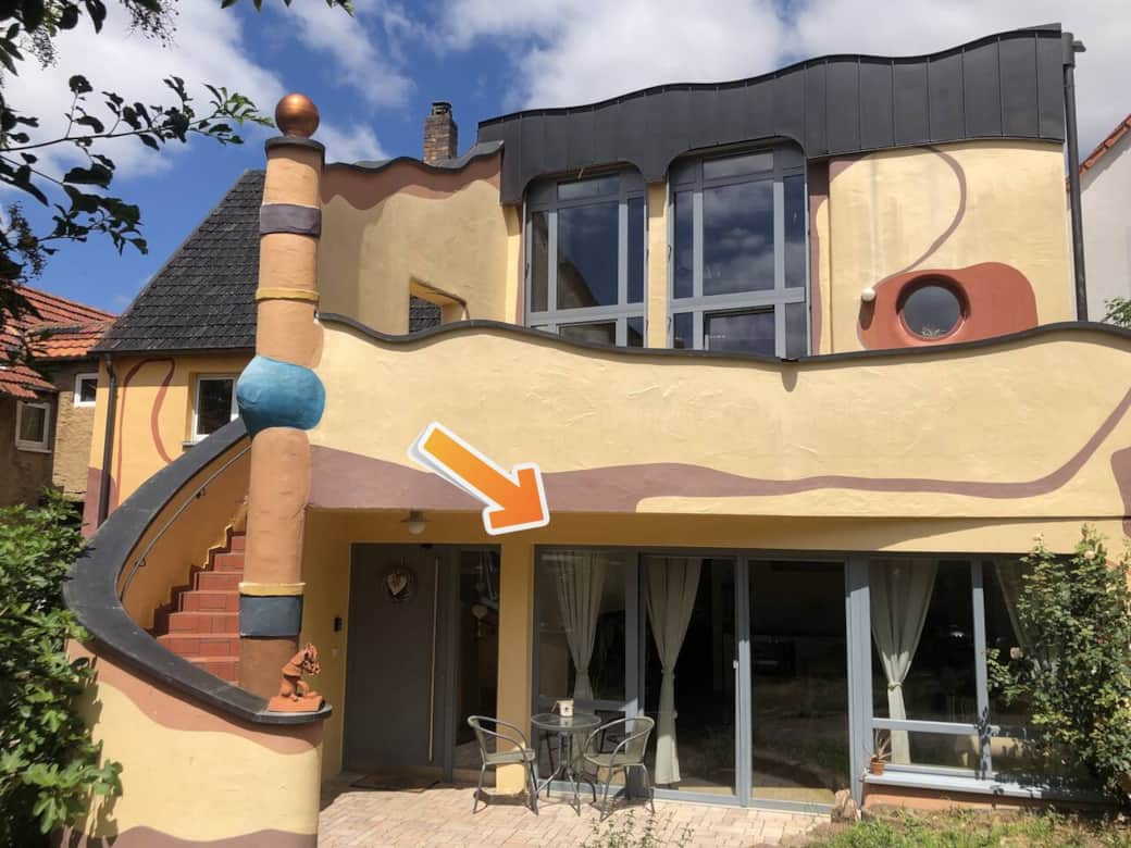Ferienwohnung im Hundertwasser Stil mit Terrasse und eingezäunten Gartenbereich. Komplett barrierefrei. Eine Gehminute zur Mainpromenade sowie Innenstadt. Ruhige Lage in der Altstadt.