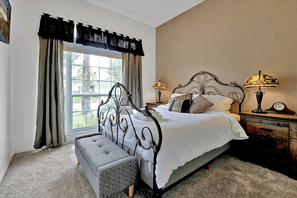 First floor bedroom with queen size bed 