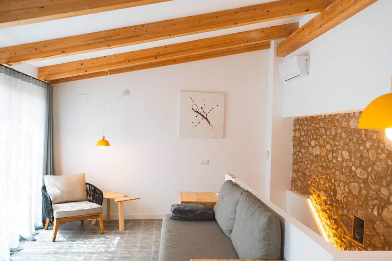 Amplia sala de estar, con TV de 52 pulgadas y un sofá grande de 2m. Un espacio muy acojedor para disfrutar de un tiempo en familia.