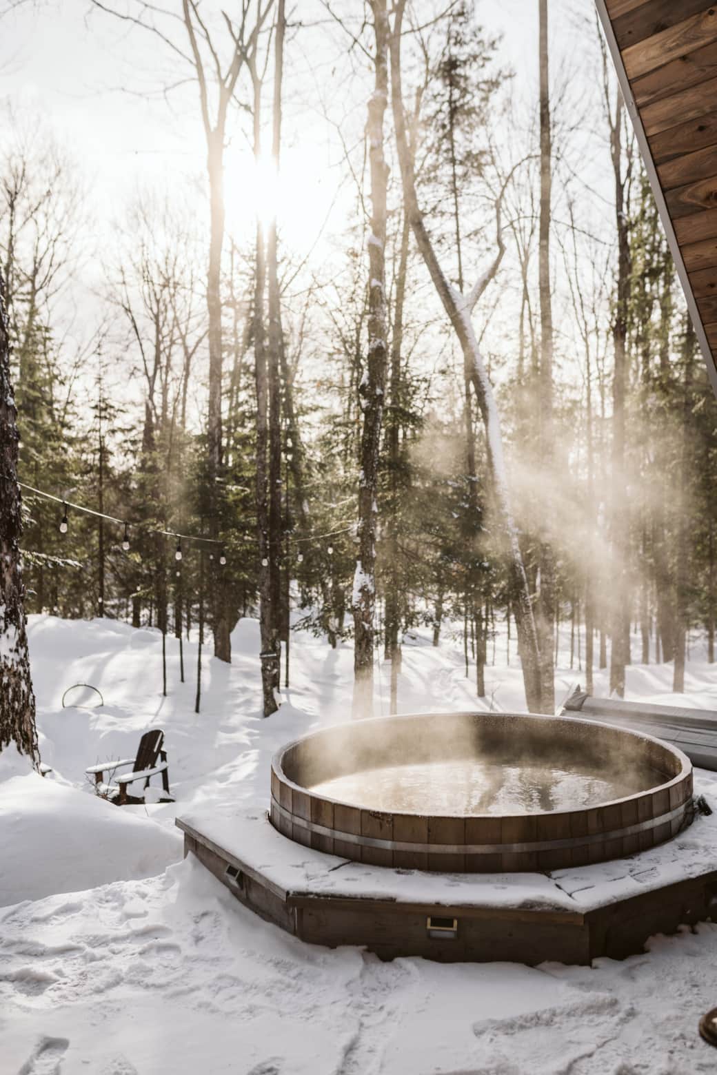 Spa privé en cèdre — vapeur, neige, silence. Crédit photo: @thecabinhunter