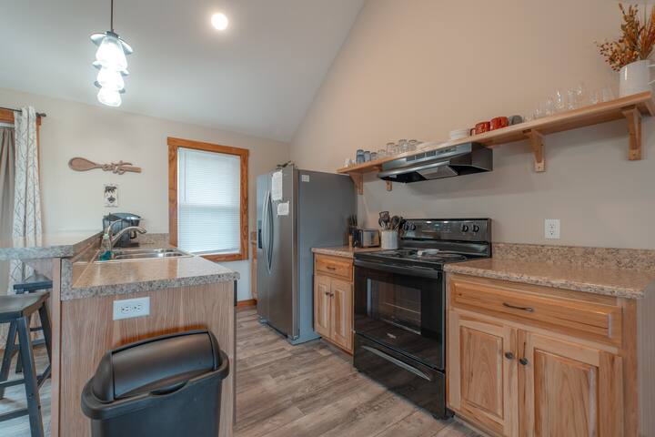 Food, friends, & a well-stocked kitchen: The recipe for unforgettable moments in the mountains.