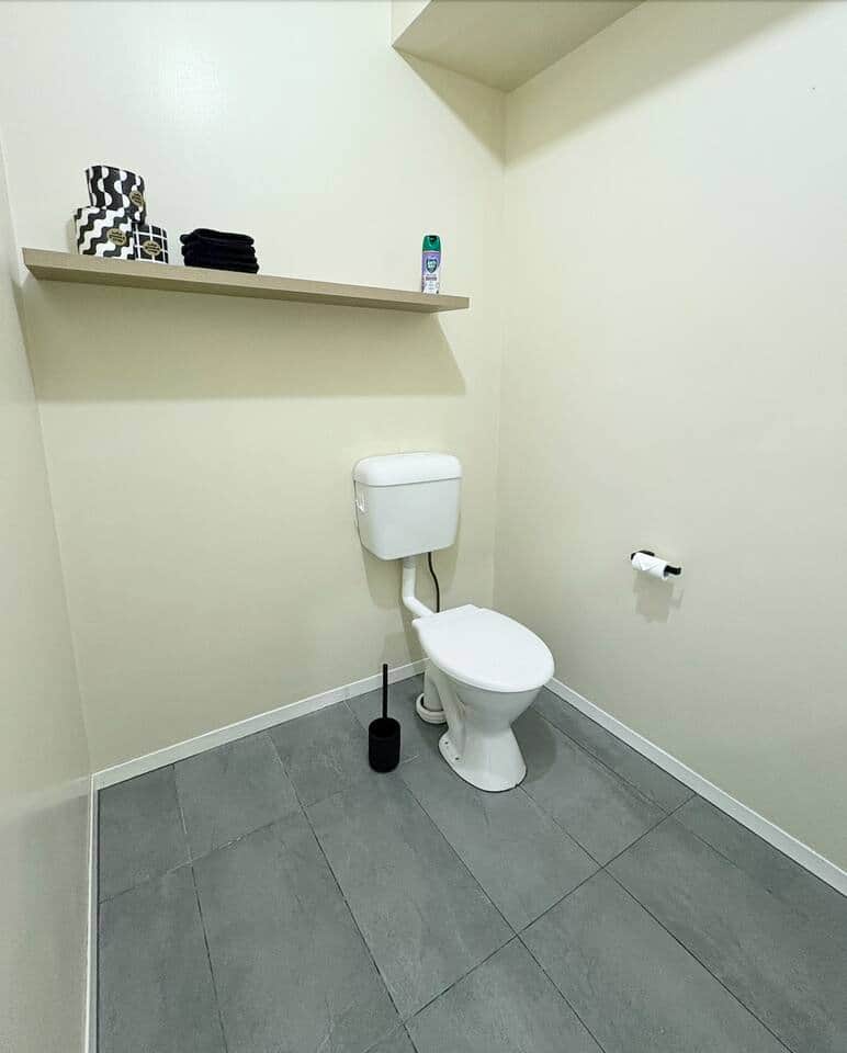 RoantreeHouse Pub View Bathroom