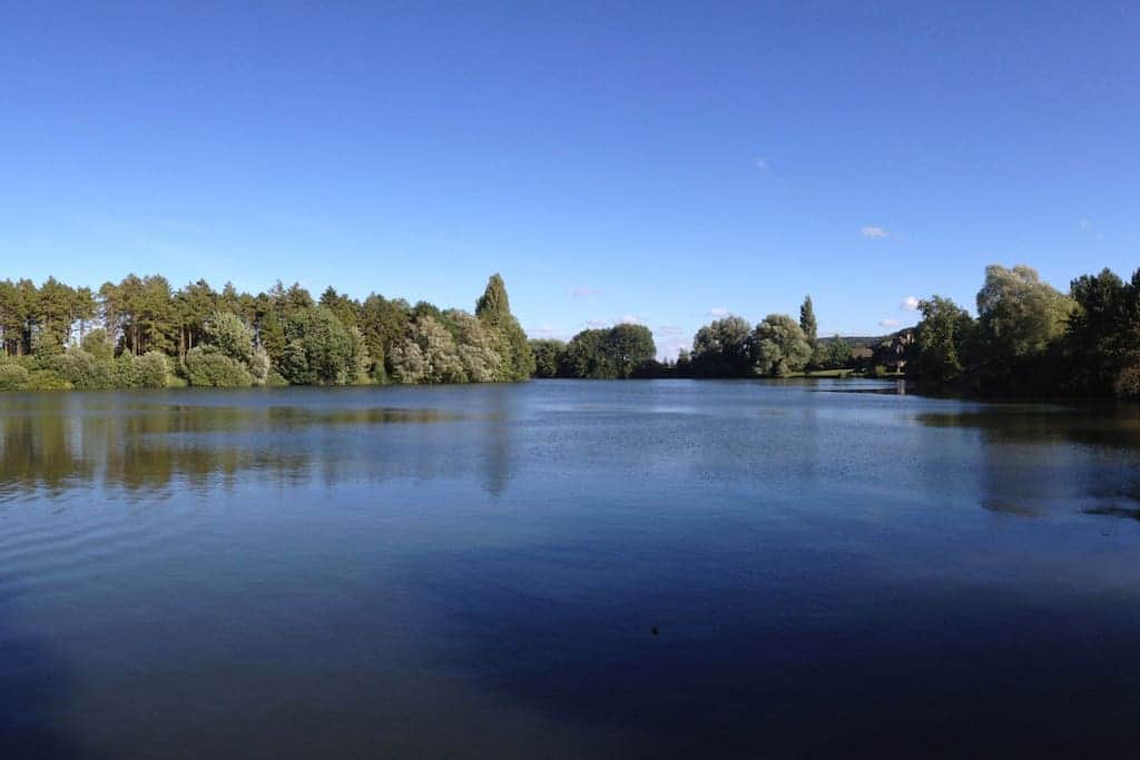 La Huilerie côté moulin, vue du lac depuis le jardin.