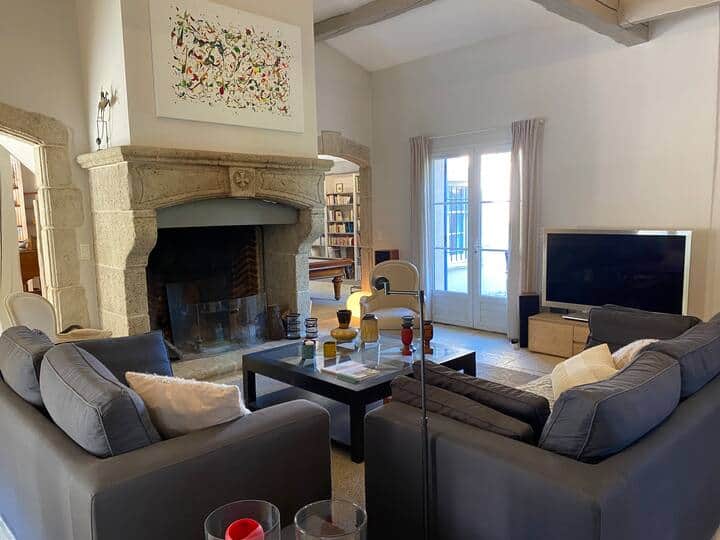 Salon, cheminée, TV