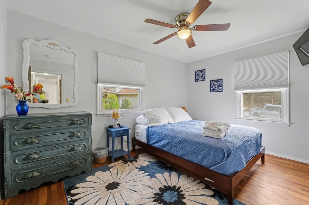 The Blue Bedroom - Queen sized bed with a Roku TV and power for your devices. 