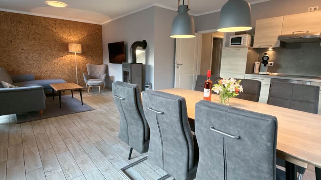 02 ferienhaus seestern fehmarn wohnen esstisch 01