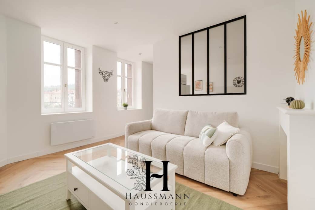 Un salon moderne et lumineux avec canapé convertible confortable, TV 4K grand écran, Wi-Fi haut débit et des éléments de décoration élégants. Un salon moderne et lumineux avec canapé convertible confortable, TV 4K grand écran, Wi-Fi haut débit et des éléments de décoration élégants.