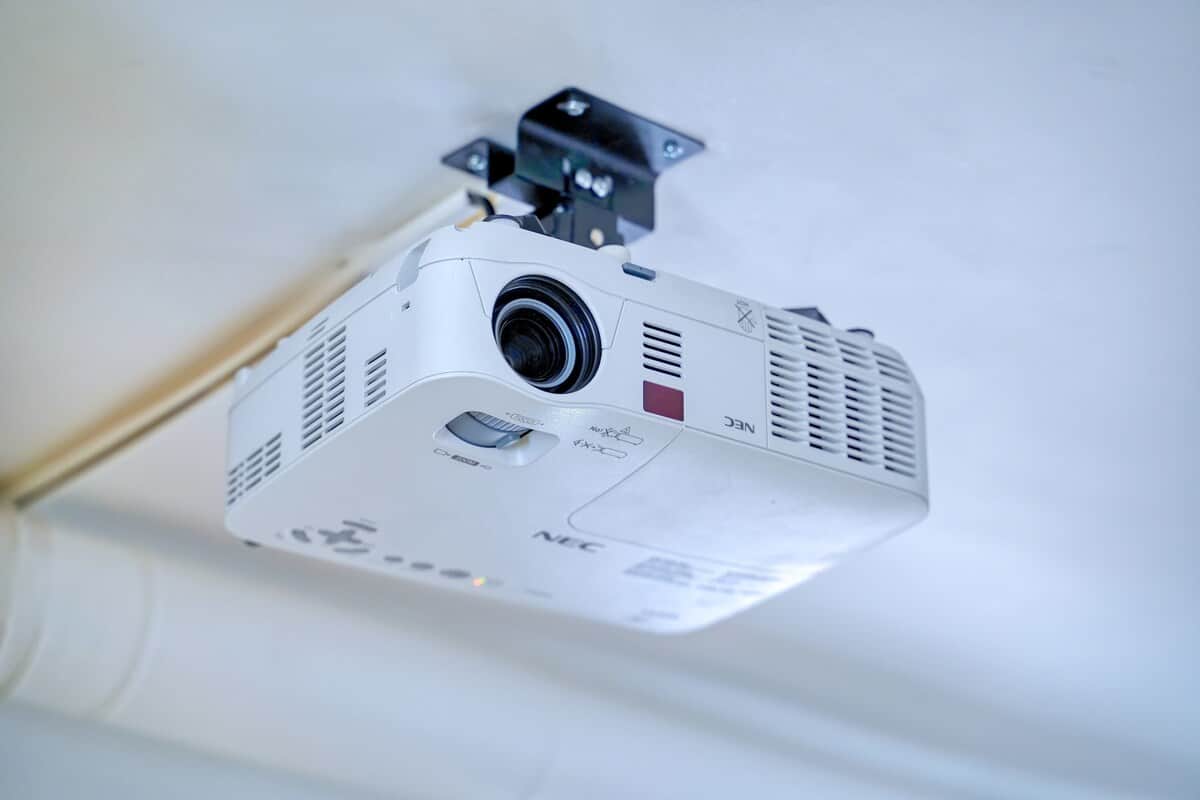 Vivez vos films et séries préférés en grand format dans notre salon cosy, équipé d'un vidéoprojecteur pour une expérience visuelle inoubliable.