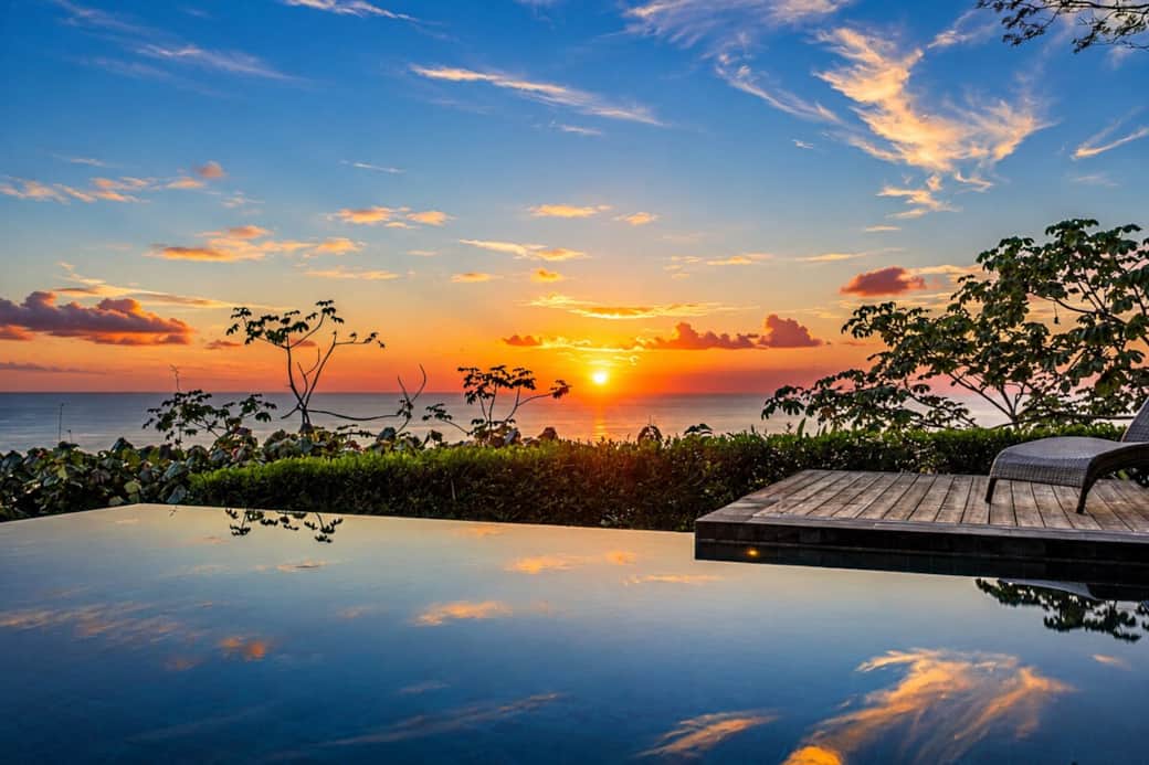 HR2 provides incredible pacific coast ocean views and is surrounded by jungle and nature.