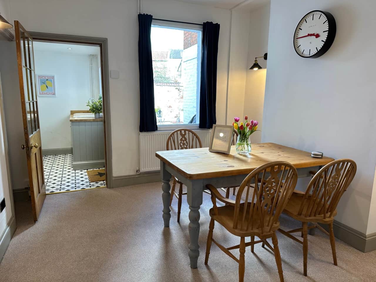 The Dining room, plenty of space to seat 4. 