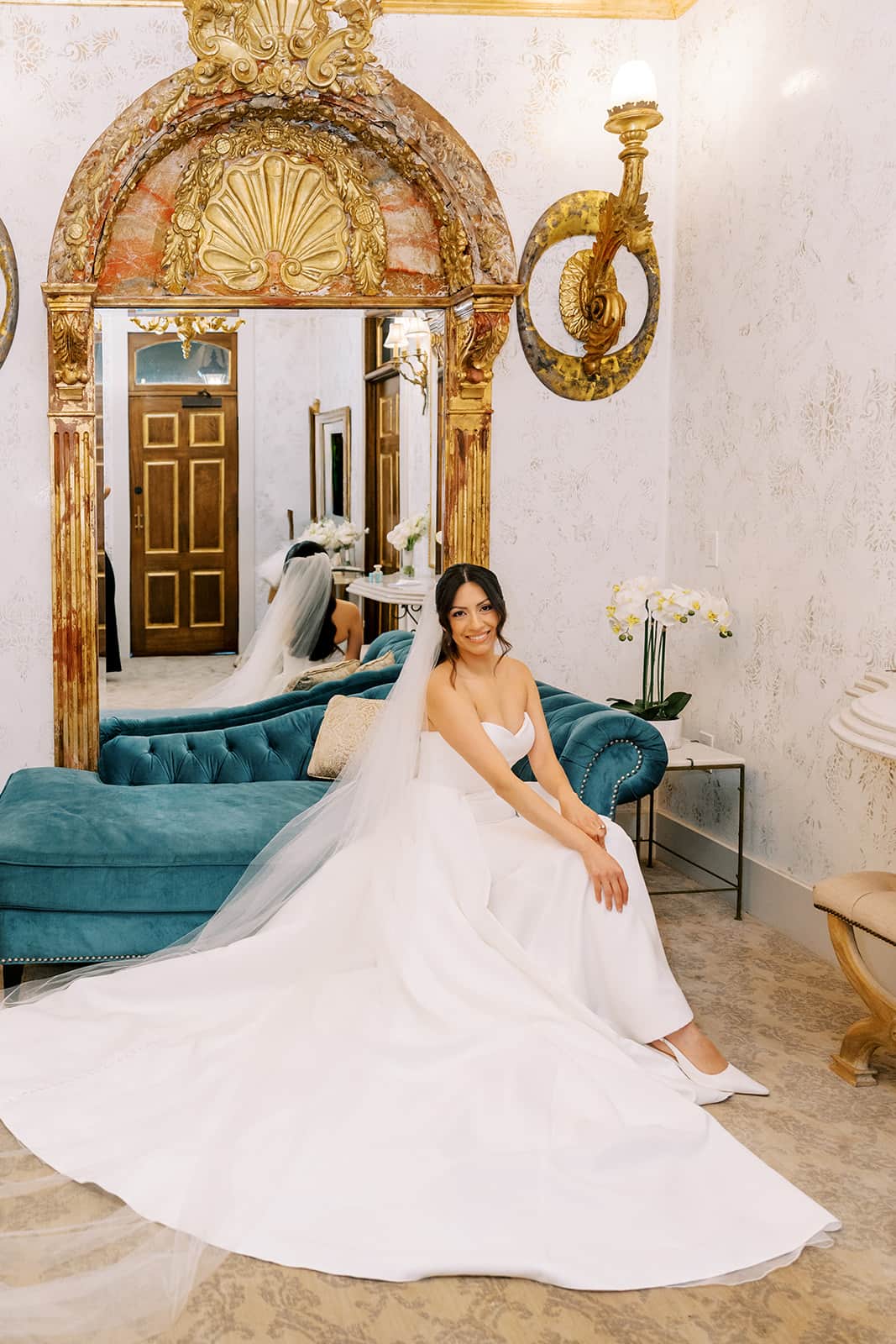 Real wedding at The Bryan Museum in Galveston Texas with bridal suite moments and atrium reception inspiration by @violetmartinezphoto