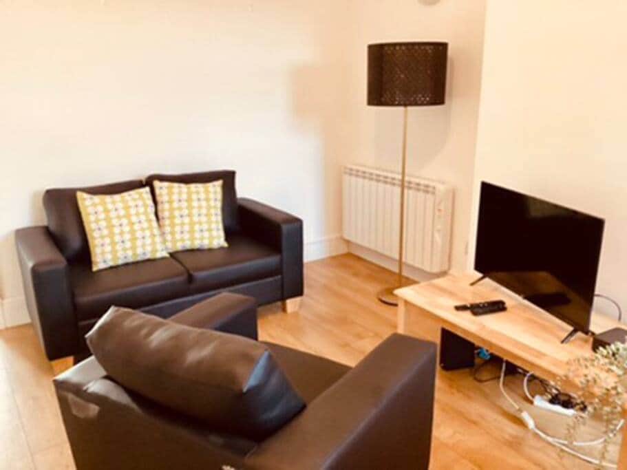 Living Room with TV and Free Broadband