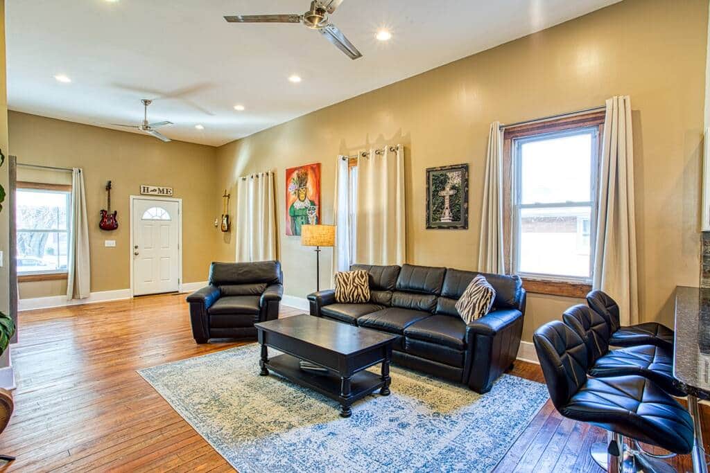 Leather couches, stainless steel ceiling fans, bright and open. Leather couches, stainless steel ceiling fans, bright and open.