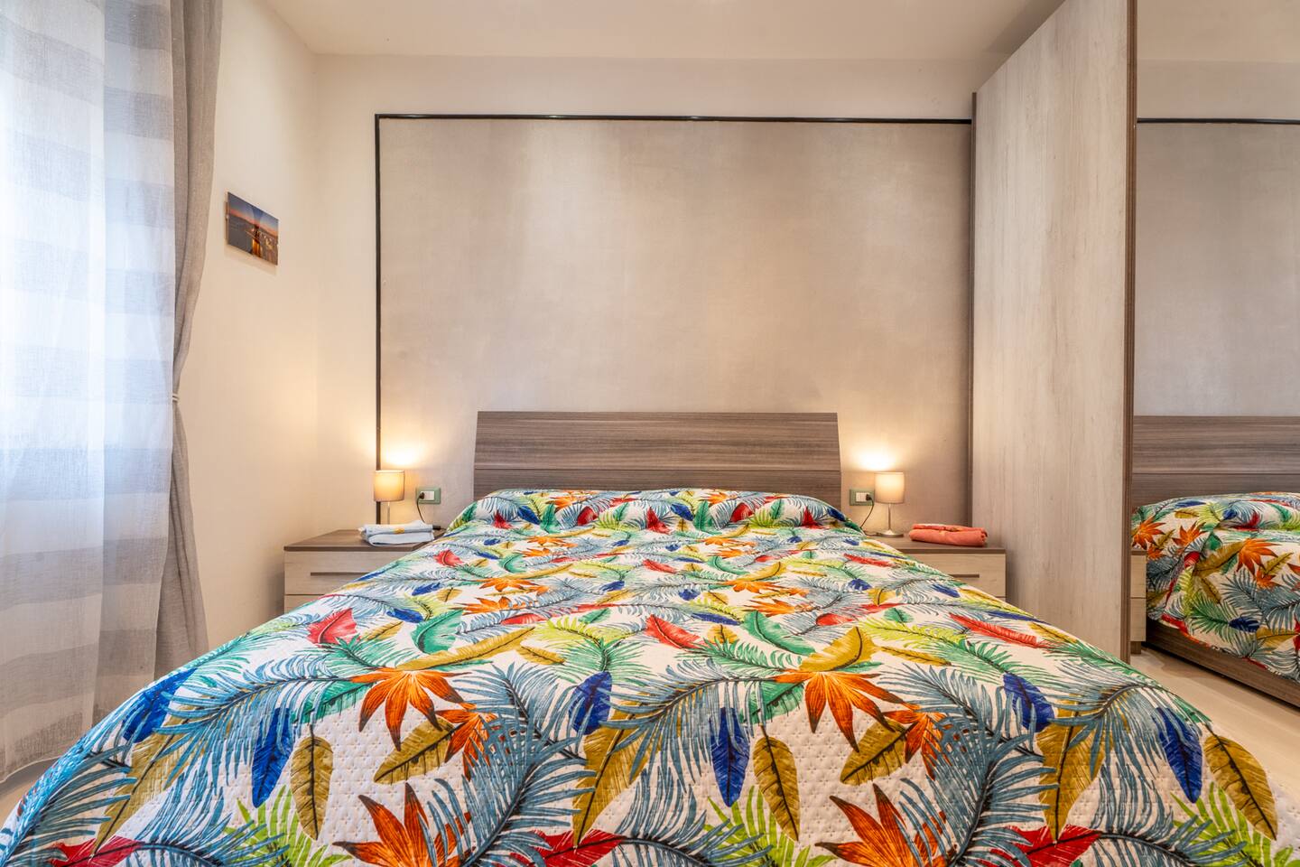 L'ampia camera matrimoniale