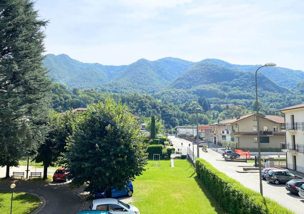 Vista sul cortile di casa, accessibile a tutti e adatto per il divertimento dei bambini