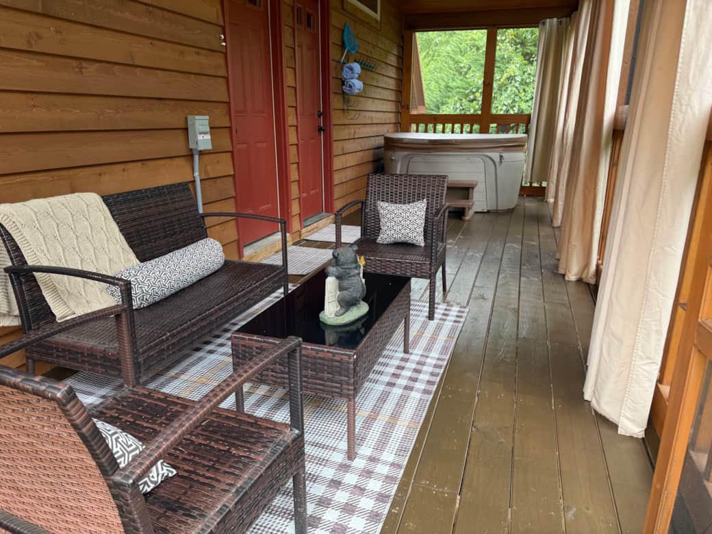 Private Screened Porch 