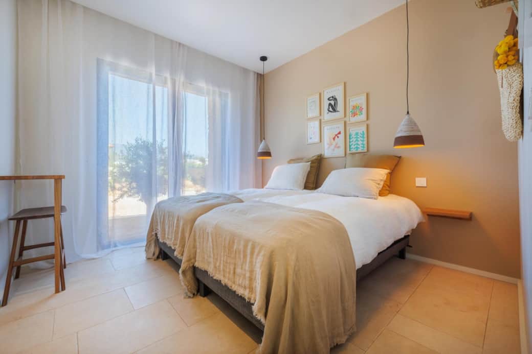 Chambre modulable avec deux lits jumeaux (ou grand lit double) et accès exterieur 