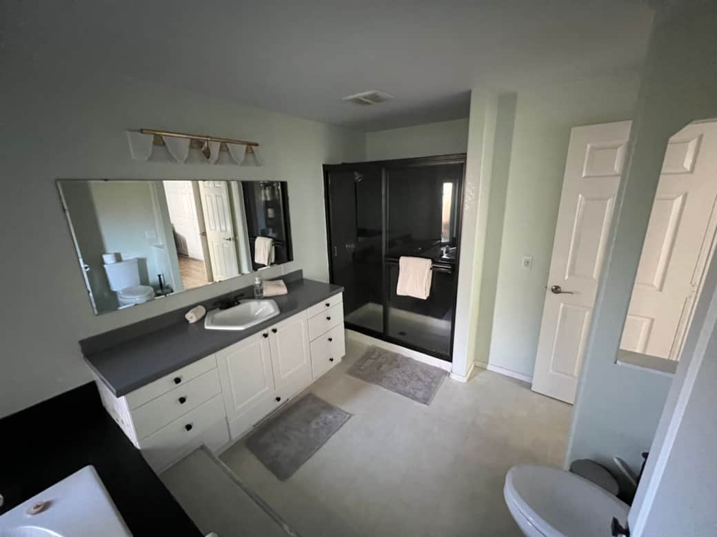 Ensuite bath with dual shower Ensuite bath with dual shower