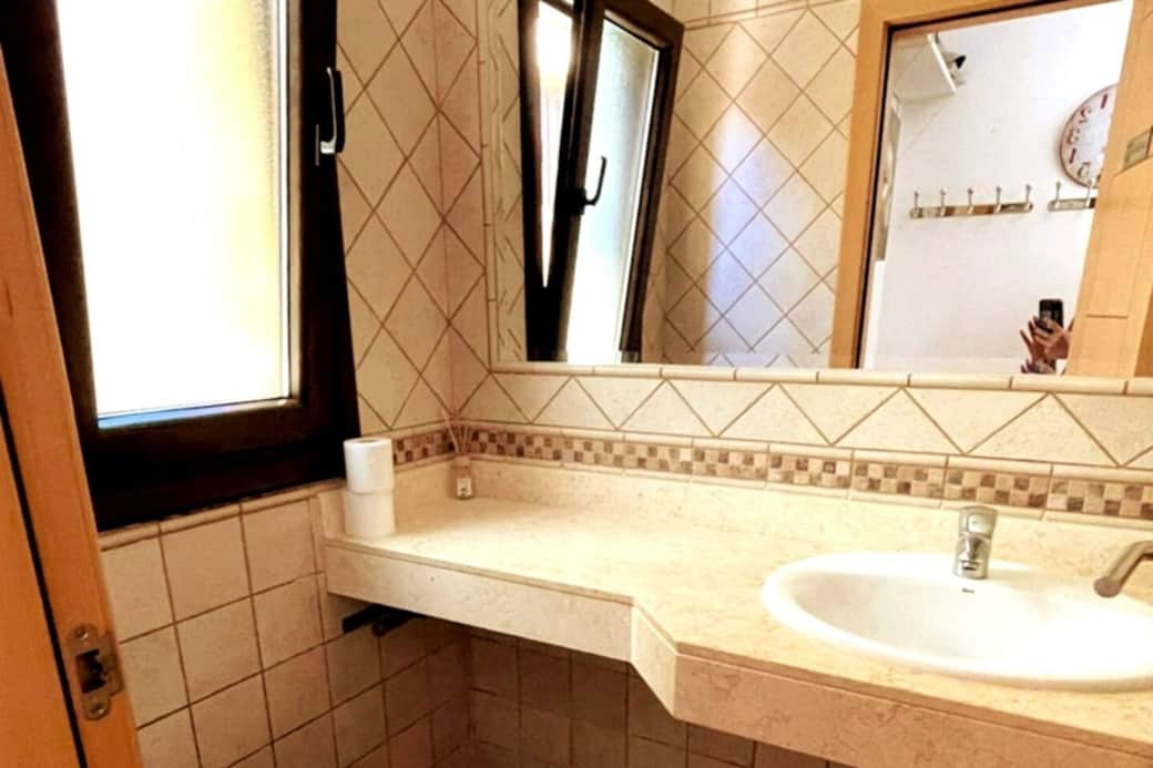 Downstairs cloakroom toilet just off Lounge Downstairs cloakroom toilet just off Lounge