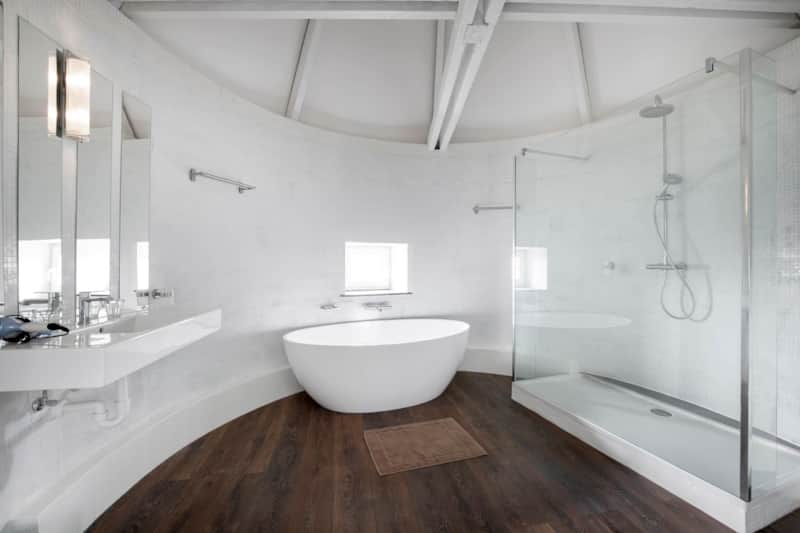 Private bathrooms large group accommodation Belgium