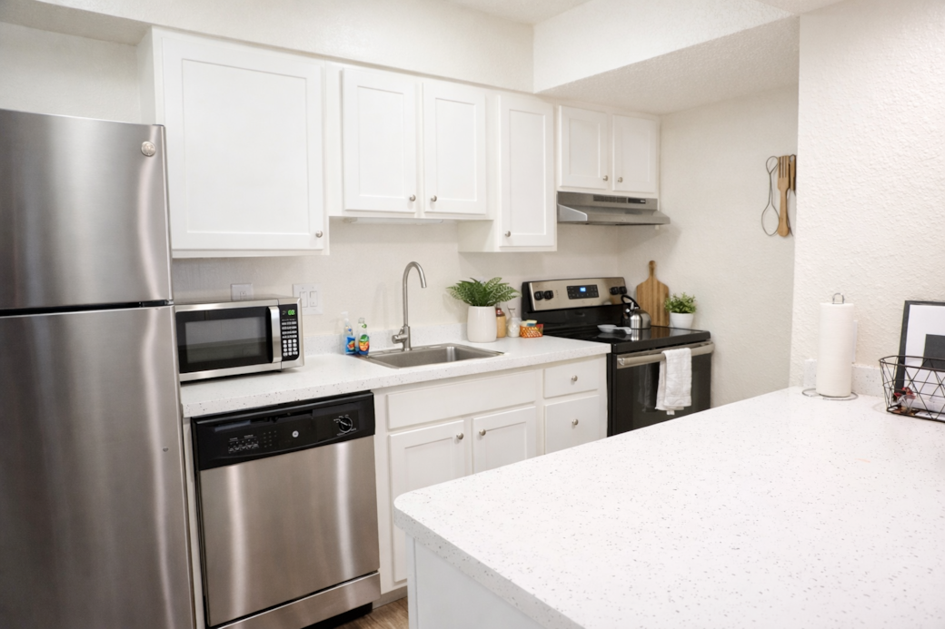 Small but fully equipped—everything you need to cook, dine, and feel right at home