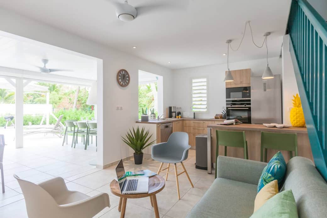 Vous préférez la fraîcheur plutôt que le soleil ? Reposez vous tranquillement sur le canapé du salon devant un bon film !