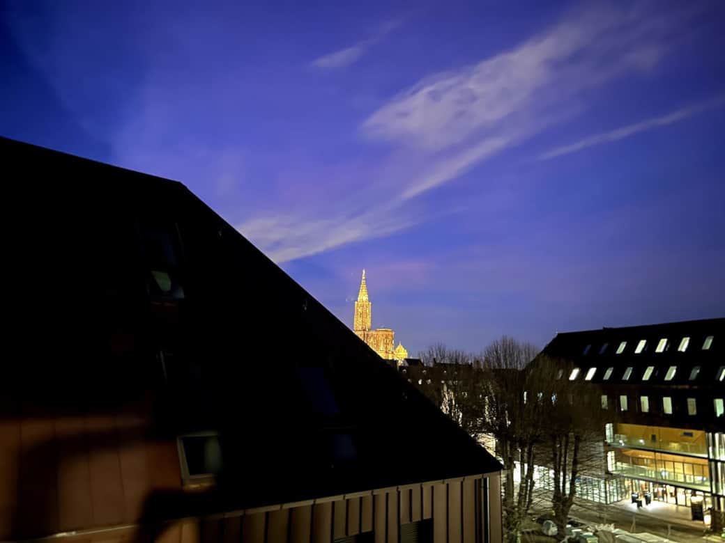 Aperçu charmant sur la cathédrale depuis la fenêtre du coin repas.