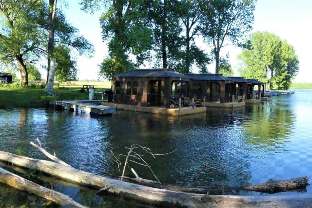 Aloberge 1 (à SaintPauldel'ÎleauxNoix) Boat House in SaintPaul