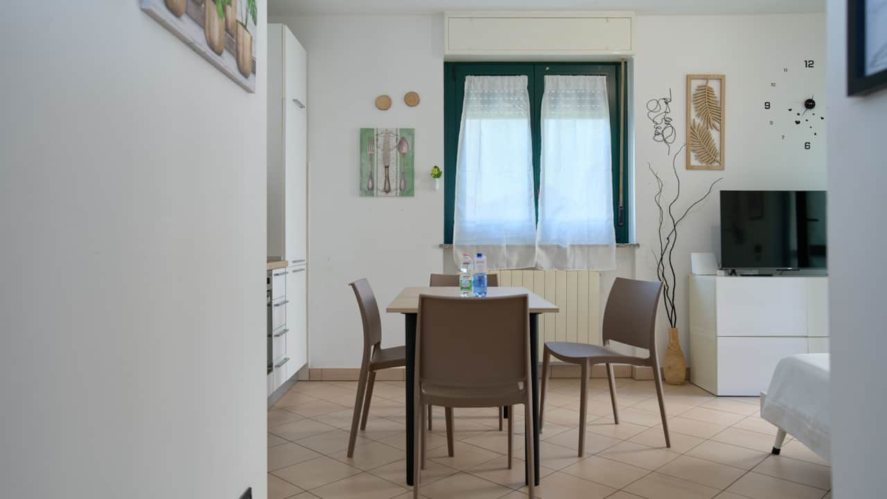 Dining corner with table and chairs in front of the window
