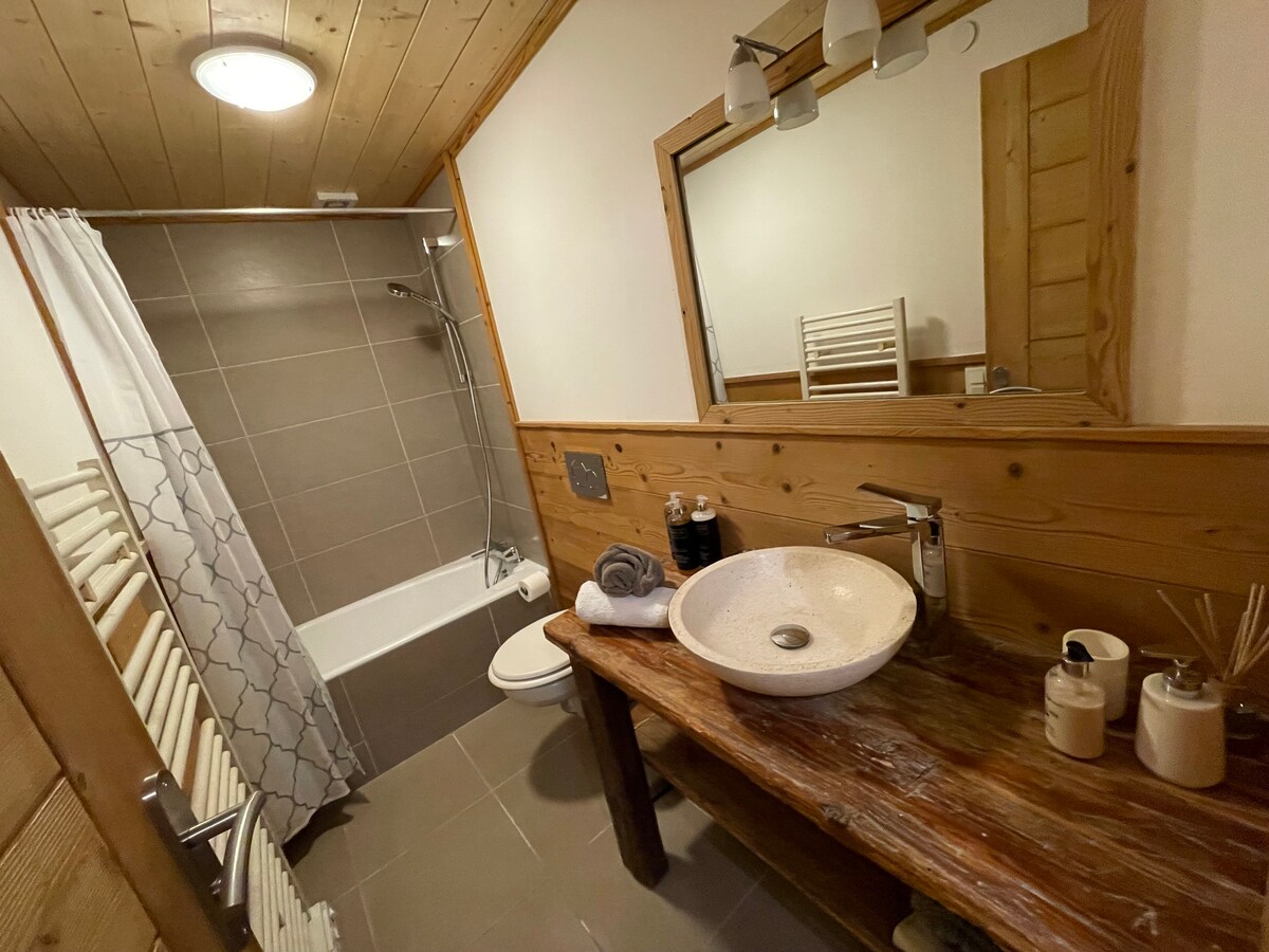 Salle de bain avec baignoire et vasque en pierre