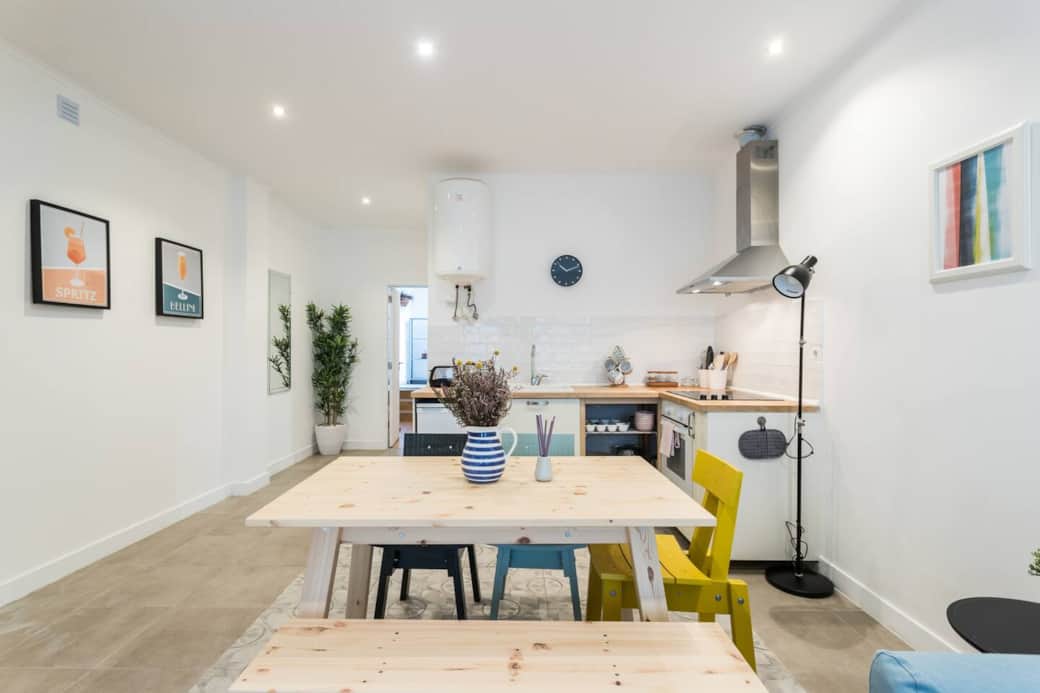 Kitchen area and dinning table. Very bright, spacious and airy; oven, 4 stoves, fridge freezer, coffee, coffee machine, tea, tea pot, kettle, toaster, cutlery, cups, kitchen towels, and cookings utensils and basics like salt, olive oil and pepper.