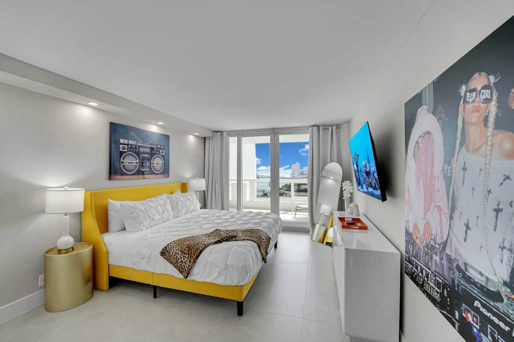 2nd bedroom, king bed, balcony access, Roku streaming tv, closet