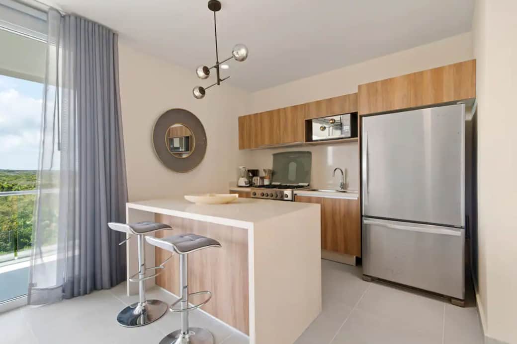 Charming Kitchen: Island Dining, Jungle Vista,