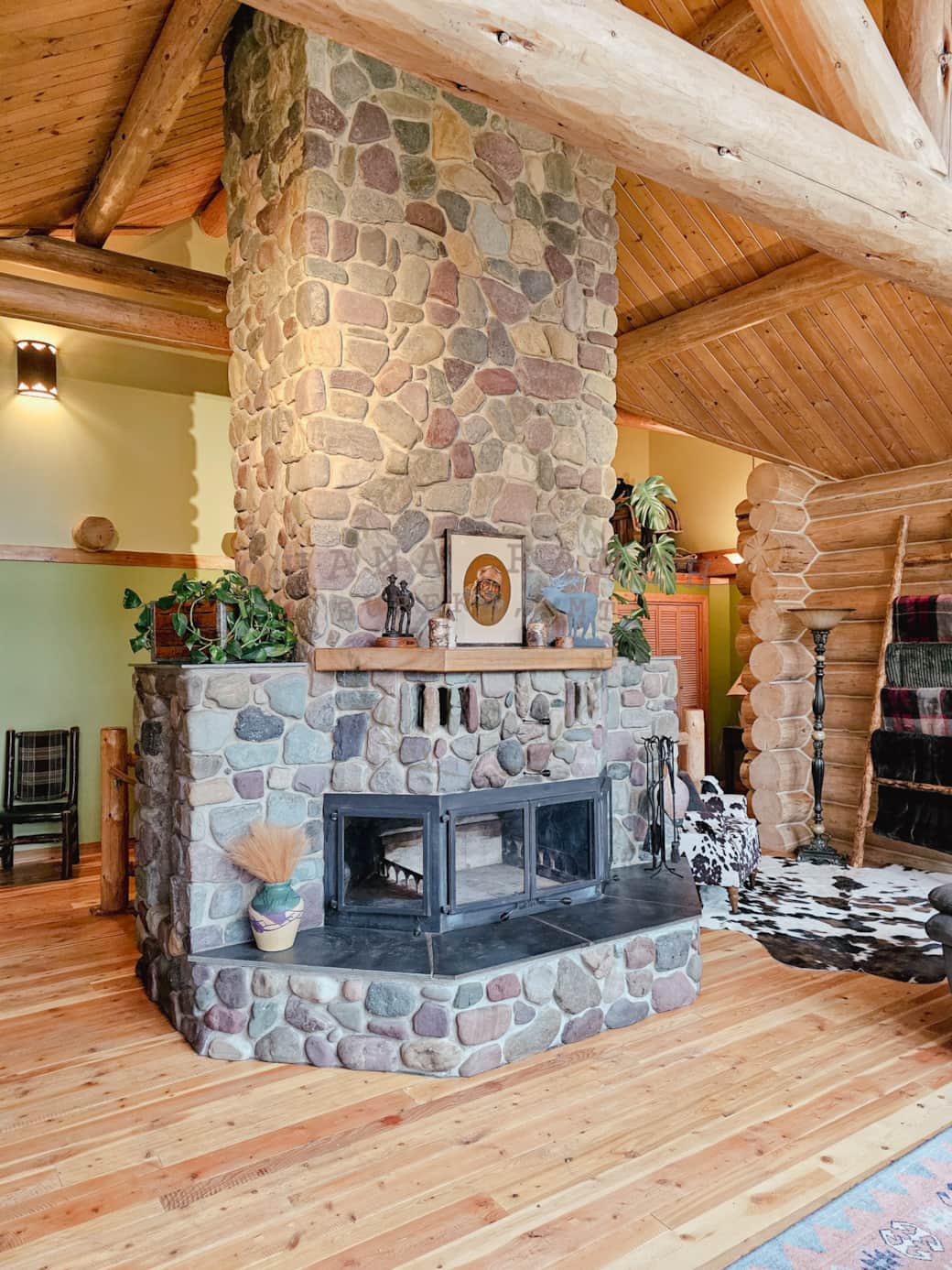 River Rock Living Room: Queen size couch bed, tv, fire place, reading nook, & puzzle table. River Rock Living Room: Queen size couch bed, tv, fire place, reading nook, & puzzle table.