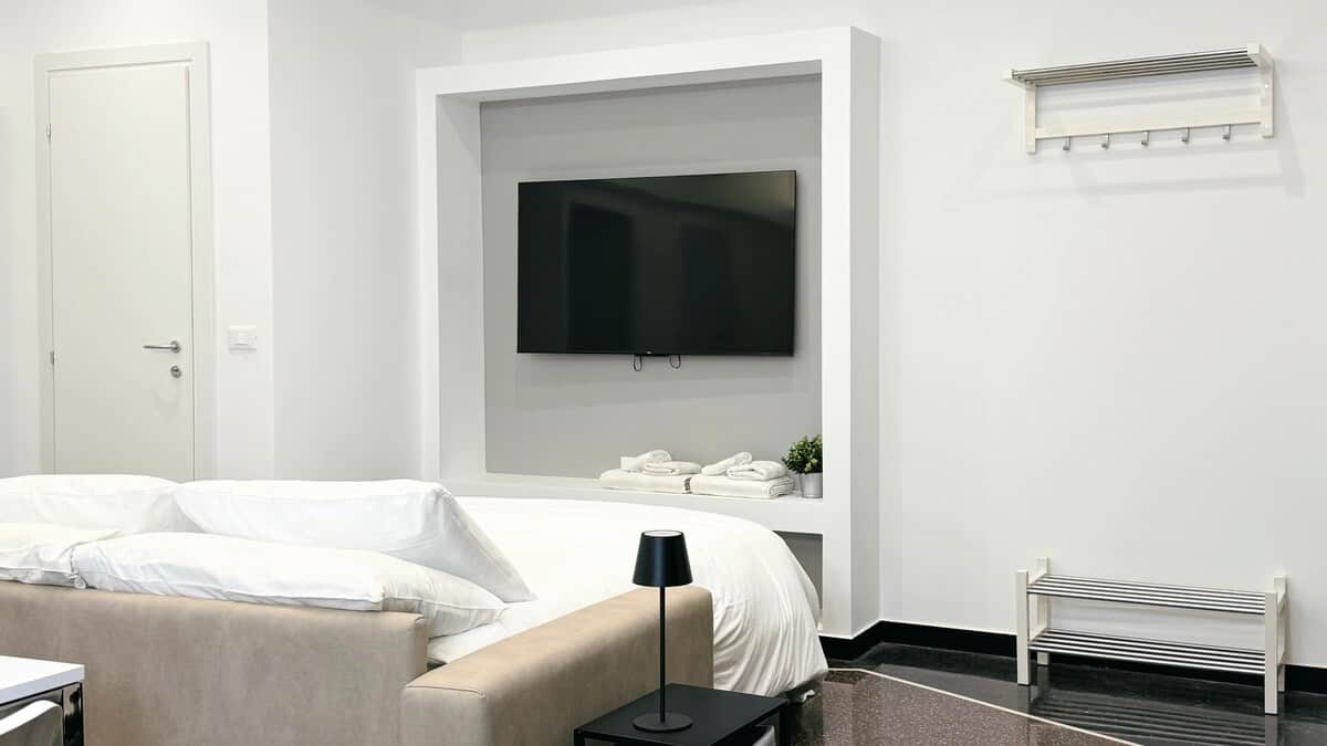 Area living accogliente con TV 55'' a parete e divano che diventa un comodo letto! 
Rilassante, ideale per godersi momenti di relax.
