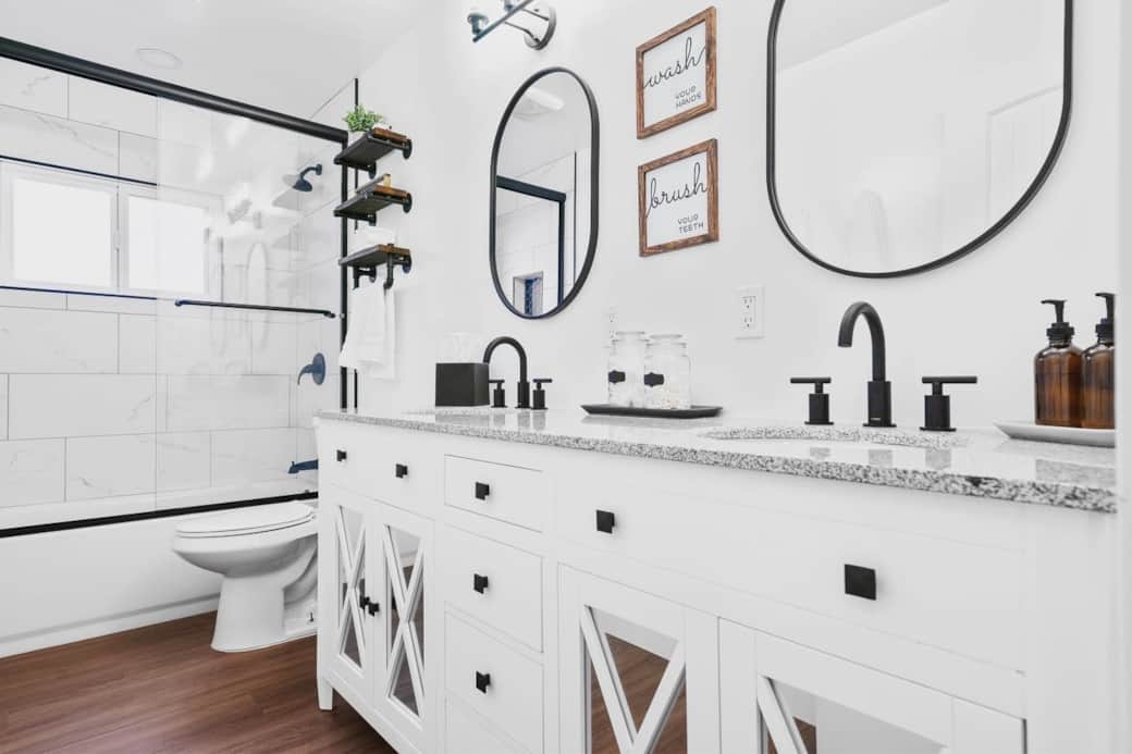 Main Bathroom Main Bathroom
