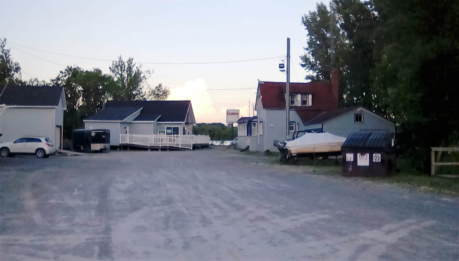 Capitainerie à quelques minutes de marche(pour douches lavabos eau chaude et salle de travail)