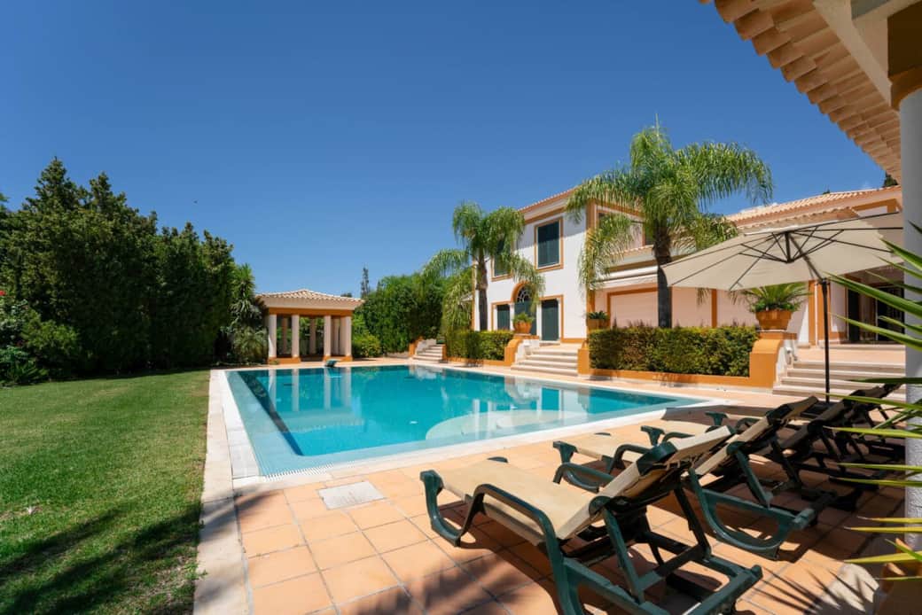 A zona da piscina e jardim comum, ideal para desfrutar de um dia de sol. A zona da piscina e jardim comum, ideal para desfrutar de um dia de sol.