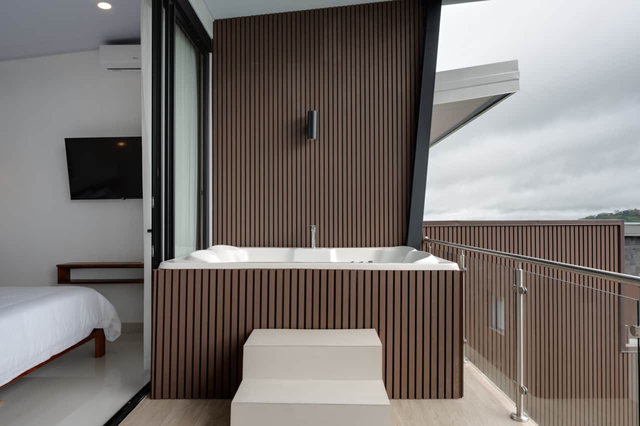 4 person jacuzzi