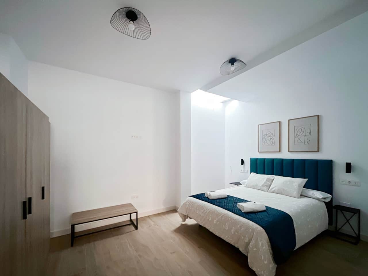 Zona de dormitorio con cama doble de 150x200 y armario.