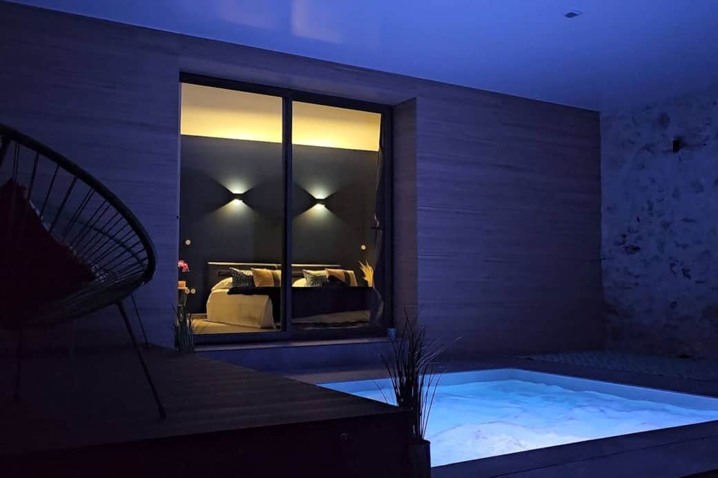 Espace détente, vue sur le spa et la suite romantique.