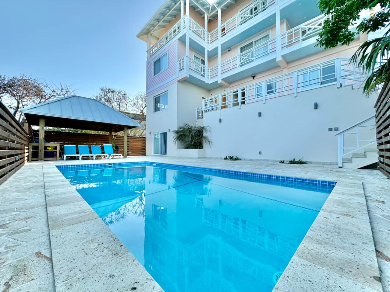 Área de piscina y grill