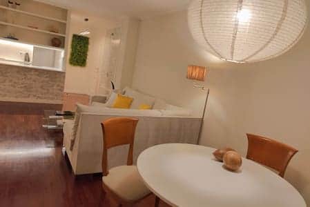 Para comer, o para trabajar, hazlo en una zona diferenciada dentro del salón.
