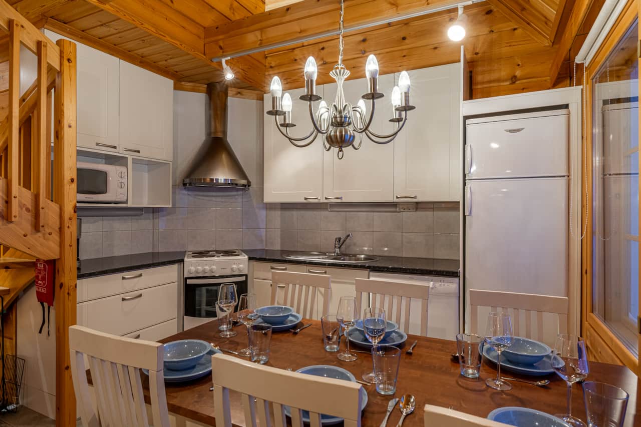 Dining area & kitchen